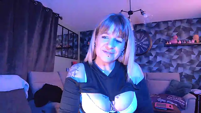 Snapshot of Delichieuse5 chatting on January 2025 09:10:01 PM Delichieuse5 online show from January 2025 09:10:01 PM