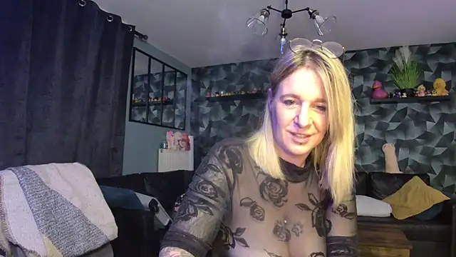 Snapshot of Delichieuse5 chatting on October 2025 07:44:02 PM Delichieuse5 online show from October 2025 07:44:02 PM