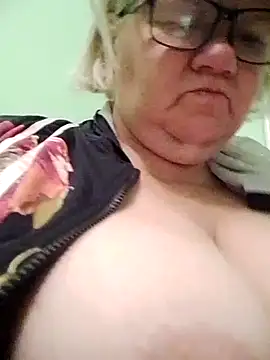 Snapshot of LusiyaGold5 chatting on October 2025 09:59:02 PM LusiyaGold5 online show from October 2025 09:59:02 PM