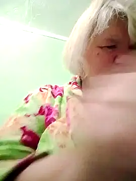 Snapshot of LusiyaGold5 chatting on October 2025 11:27:01 PM LusiyaGold5 online show from October 2025 11:27:01 PM