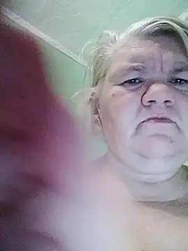 Snapshot of LusiyaGold5 chatting on October 2025 09:03:01 PM LusiyaGold5 online show from October 2025 09:03:01 PM