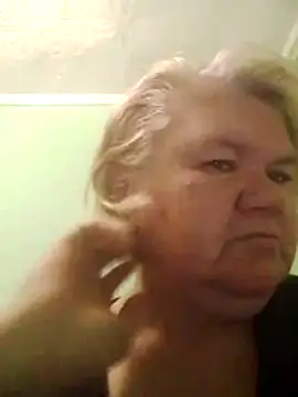 Snapshot of LusiyaGold5 chatting on November 2025 10:42:02 PM LusiyaGold5 online show from November 2025 10:42:02 PM