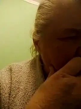 Snapshot of LusiyaGold5 chatting on November 2025 09:09:01 PM LusiyaGold5 online show from November 2025 09:09:01 PM