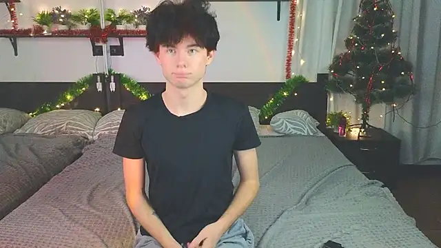 Snapshot of Cute_Mike chatting on December 2025 09:19:02 PM Cute Mike online show from December 2025 09:19:02 PM