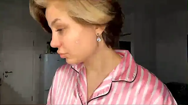 LunaMoonstar online show from November 2025 01:23:01 PM