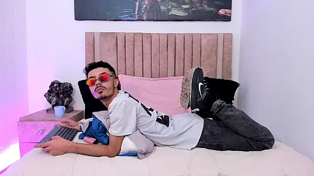 Timothe Evans online show from October 2025 09:11:01 PM