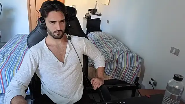 Al3xox02 online show from May 2026 04:04:02 PM