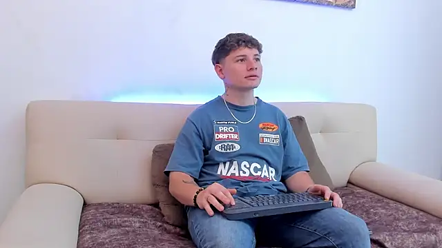 Snapshot of Leoo_Miller chatting on October 2025 08:39:01 PM Leoo Miller online show from October 2025 08:39:01 PM
