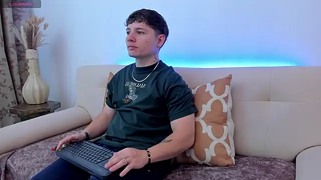 Leoo Miller online show from October 2025 08:44:01 PM