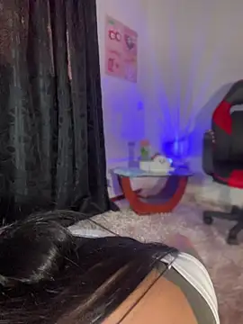 Snapshot of AlannaDollx chatting on November 2025 01:44:01 PM AlannaDollx online show from November 2025 01:44:01 PM