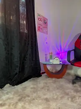 Snapshot of AlannaDollx chatting on November 2025 01:40:01 PM AlannaDollx online show from November 2025 01:40:01 PM