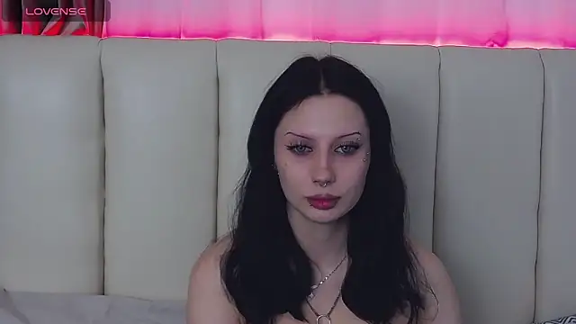 MaeAnna online show from December 2025 01:27:01 PM