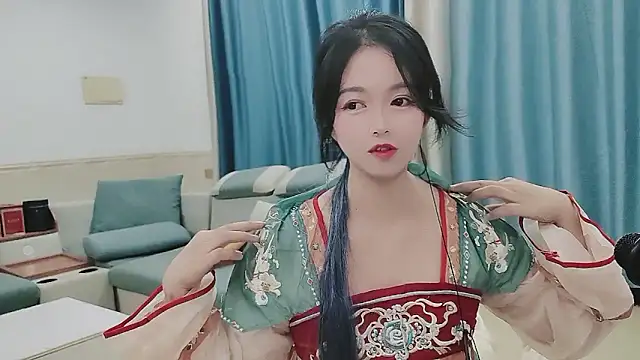 Snapshot of Q_Yumi chatting on October 2025 12:06:02 PM Q Yumi online show from October 2025 12:06:02 PM