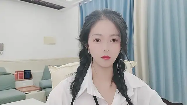Snapshot of Q_Yumi chatting on October 2025 12:05:02 PM Q Yumi online show from October 2025 12:05:02 PM
