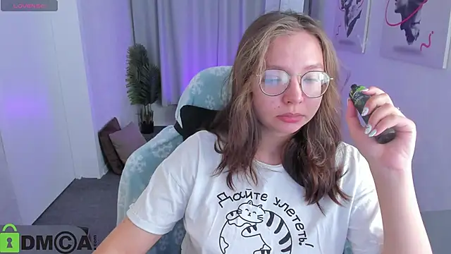 Nuura Moore online show from December 2025 01:00:01 AM