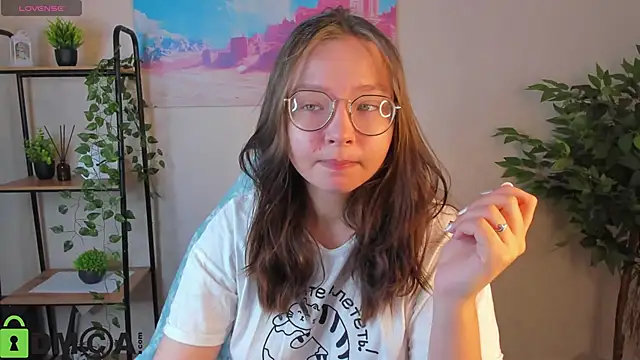 Nuura Moore online show from December 2025 01:03:01 AM