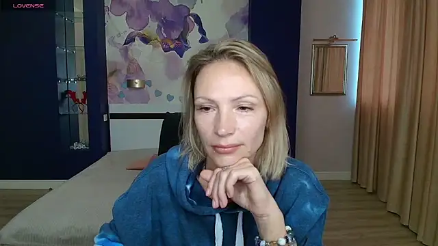 Snapshot of AlinaMoor chatting on October 2025 05:48:01 AM AlinaMoor online show from October 2025 05:48:01 AM