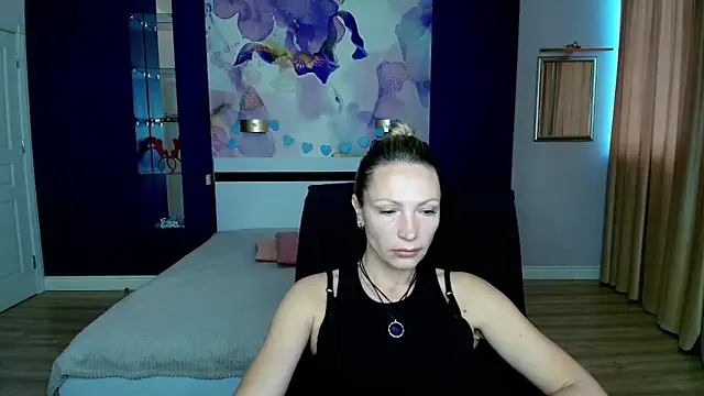 Snapshot of AlinaMoor chatting on October 2025 06:01:02 AM AlinaMoor online show from October 2025 06:01:02 AM