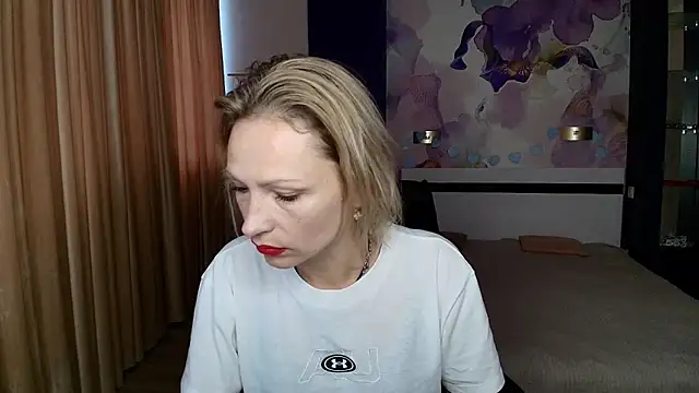 Snapshot of AlinaMoor chatting on October 2025 05:43:02 AM AlinaMoor online show from October 2025 05:43:02 AM