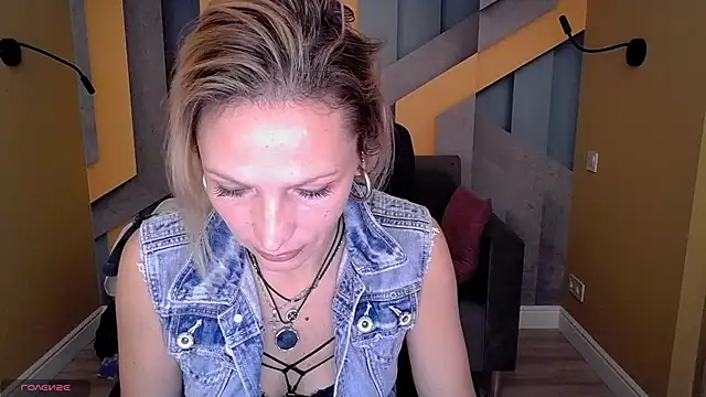 Snapshot of AlinaMoor chatting on October 2025 06:59:01 AM AlinaMoor online show from October 2025 06:59:01 AM