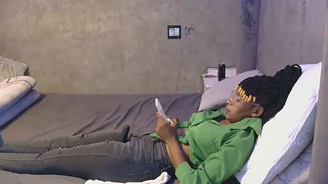 Snapshot of petite_queenx chatting on October 2025 02:02:02 PM petite queenx online show from October 2025 02:02:02 PM