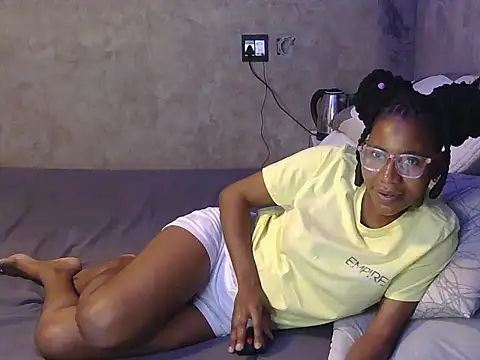 Snapshot of petite_queenx chatting on October 2025 02:42:02 PM petite queenx online show from October 2025 02:42:02 PM