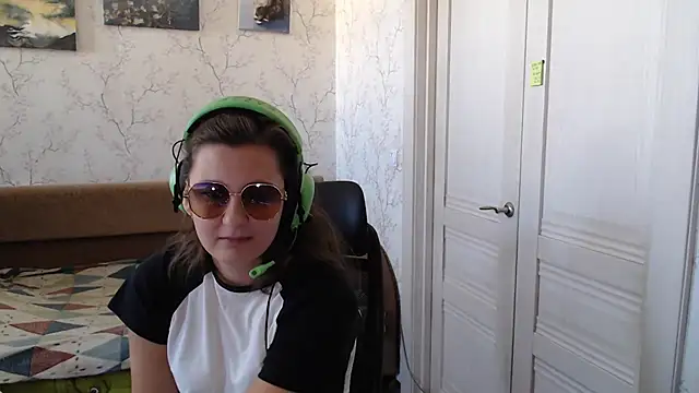 Snapshot of EveVisconti chatting on October 2025 08:44:02 AM EveVisconti online show from October 2025 08:44:02 AM
