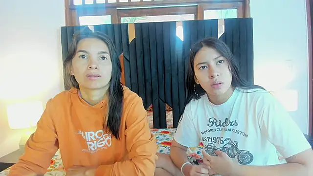 Snapshot of Sofy_and_Mia chatting on October 2025 12:47:01 PM Sofy and Mia online show from October 2025 12:47:01 PM