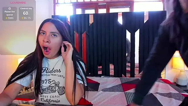 Snapshot of Sofy_and_Mia chatting on November 2025 12:27:02 PM Sofy and Mia online show from November 2025 12:27:02 PM