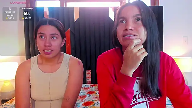 Snapshot of Sofy_and_Mia chatting on December 2025 12:32:01 PM Sofy and Mia online show from December 2025 12:32:01 PM