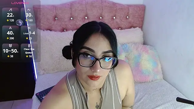 Snapshot of SeleneMore chatting on December 2025 04:48:02 PM SeleneMore online show from December 2025 04:48:02 PM