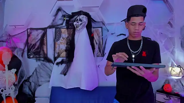 Snapshot of Little_nicoll chatting on October 2025 11:50:01 PM Little nicoll online show from October 2025 11:50:01 PM