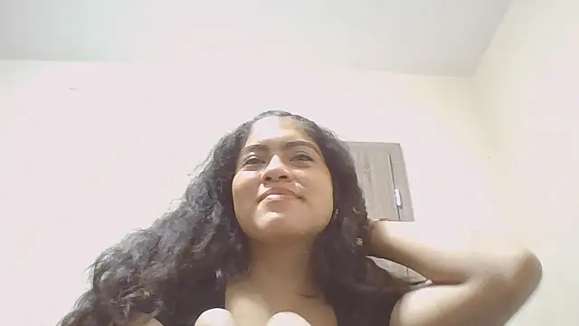 Snapshot of EstaHoops chatting on October 2025 06:27:01 PM EstaHoops online show from October 2025 06:27:01 PM