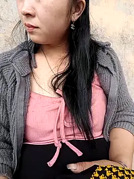 Snapshot of miemie-xx chatting on October 2025 03:17:01 AM miemie-xx online show from October 2025 03:17:01 AM