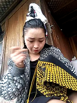 Snapshot of miemie-xx chatting on October 2025 01:13:02 AM miemie-xx online show from October 2025 01:13:02 AM