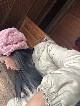 Snapshot of miemie-xx chatting on December 2025 02:49:01 AM miemie-xx online show from December 2025 02:49:01 AM