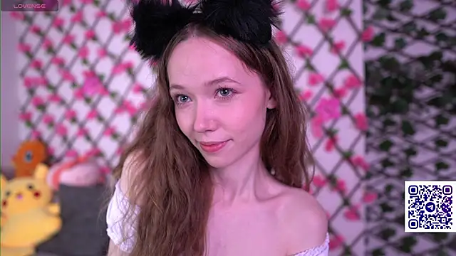 Snapshot of Petite_Polly chatting on October 2025 08:06:02 PM Petite Polly online show from October 2025 08:06:02 PM