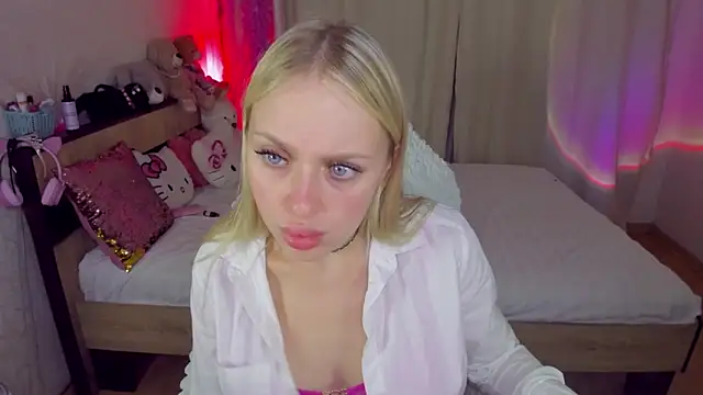 Snapshot of CeaneLino chatting on October 2025 06:31:02 PM CeaneLino online show from October 2025 06:31:02 PM