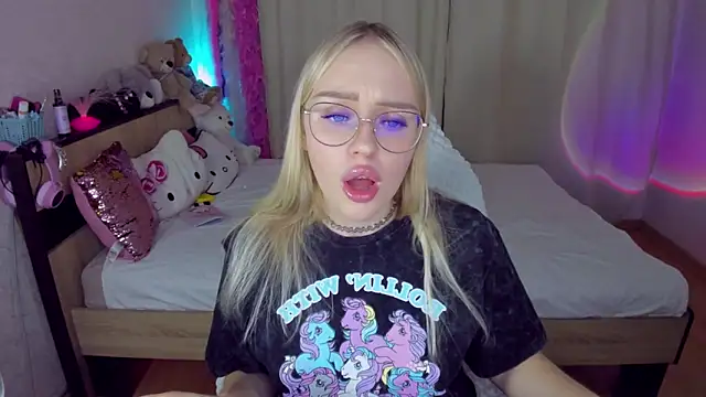 Snapshot of CeaneLino chatting on October 2025 07:36:02 PM CeaneLino online show from October 2025 07:36:02 PM