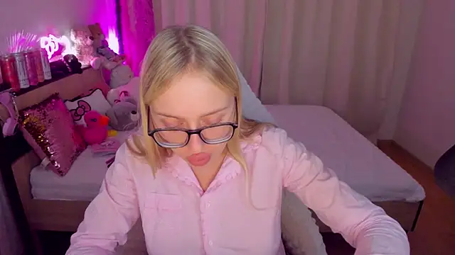 Snapshot of CeaneLino chatting on October 2025 07:41:01 PM CeaneLino online show from October 2025 07:41:01 PM