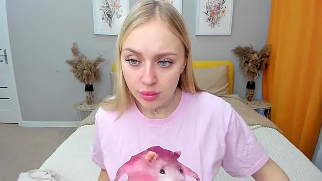 Snapshot of CeaneLino chatting on November 2025 07:44:02 AM CeaneLino online show from November 2025 07:44:02 AM