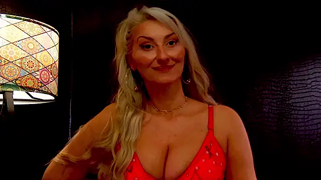 Snapshot of LeticiaReys chatting on December 2025 01:02:02 AM LeticiaReys online show from December 2025 01:02:02 AM