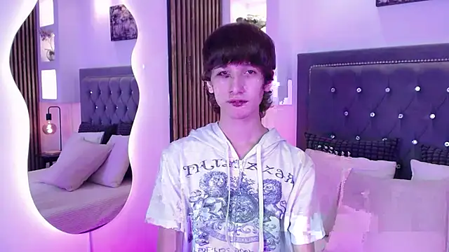 Emo Boy  online show from April 2026 08:33:01 PM