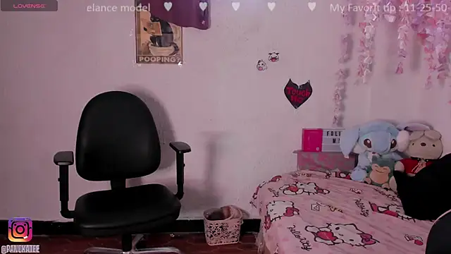 Snapshot of Emilycollei chatting on November 2025 03:11:02 PM Emilycollei online show from November 2025 03:11:02 PM