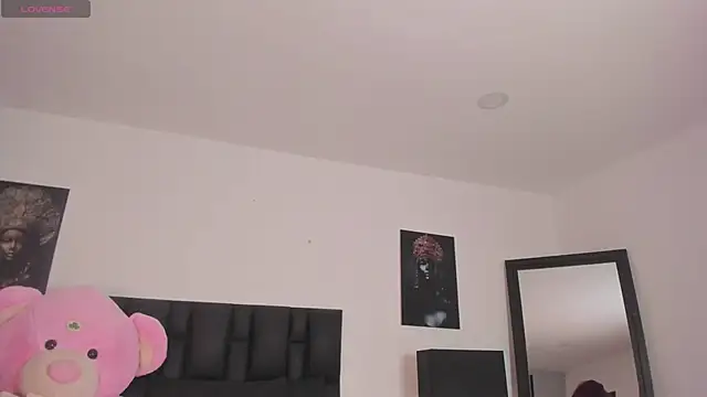 Snapshot of SaradaParker chatting on April 2026 04:37:01 PM SaradaParker online show from April 2026 04:37:01 PM