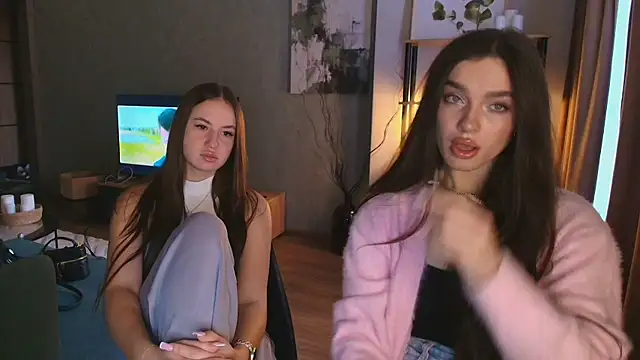 Snapshot of MayaGlow chatting on November 2025 05:40:01 AM MayaGlow online show from November 2025 05:40:01 AM