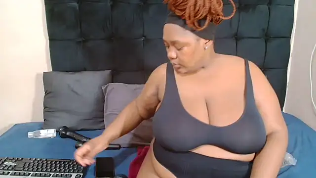 Snapshot of CaramelBootty chatting on March 2026 05:08:01 PM CaramelBootty online show from March 2026 05:08:01 PM