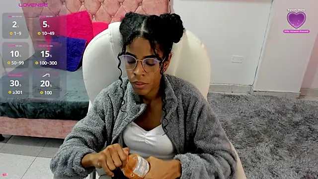 Snapshot of thianahorny chatting on December 2025 12:43:02 PM thianahorny online show from December 2025 12:43:02 PM