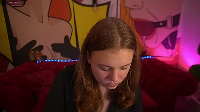 Snapshot of SnowWhiti chatting on October 2025 01:46:02 PM SnowWhiti online show from October 2025 01:46:02 PM