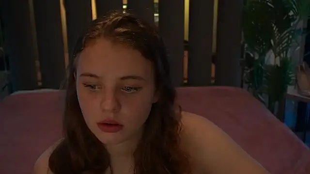 Snapshot of SnowWhiti chatting on October 2025 01:34:02 PM SnowWhiti online show from October 2025 01:34:02 PM